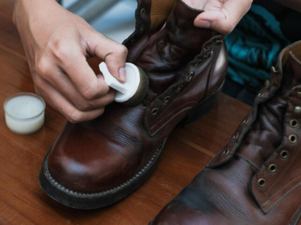 Como limpar e hidratar botas masculinas de couro sem danificar?