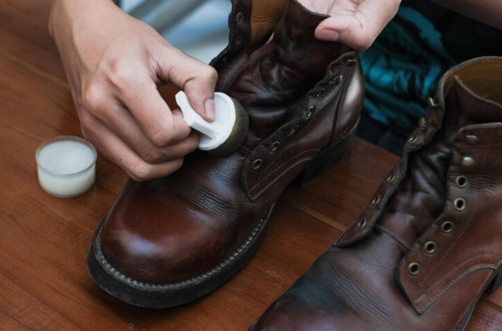Como limpar e hidratar botas masculinas de couro sem danificar?